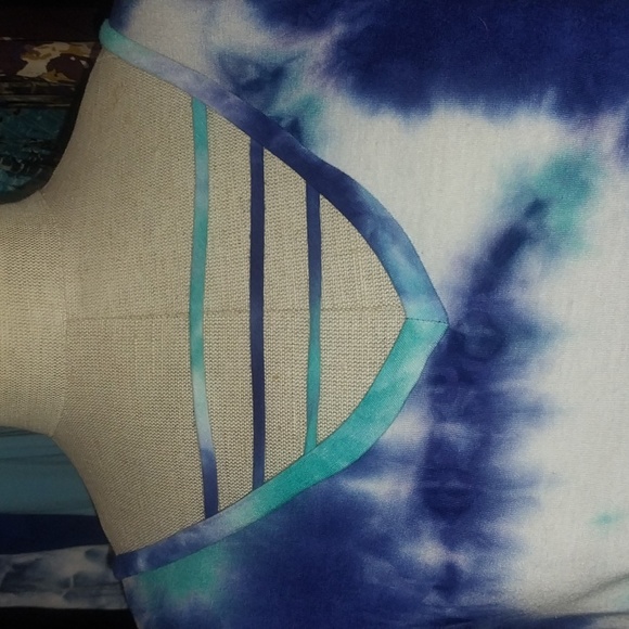 Tie dye host pick plus sz - Picture 3 of 4